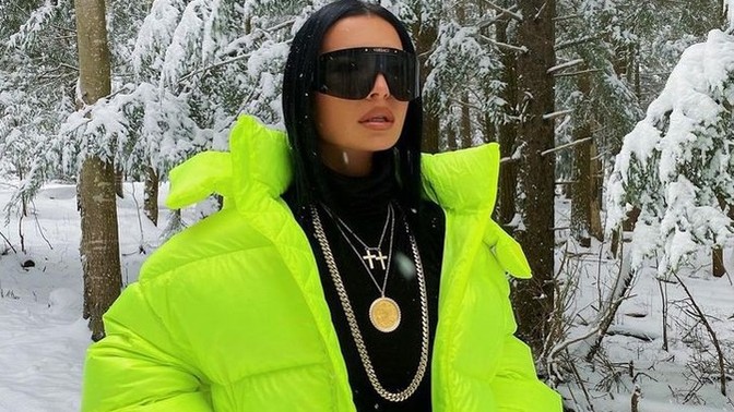 Neon renk montlar giymek çocuk işi mi?