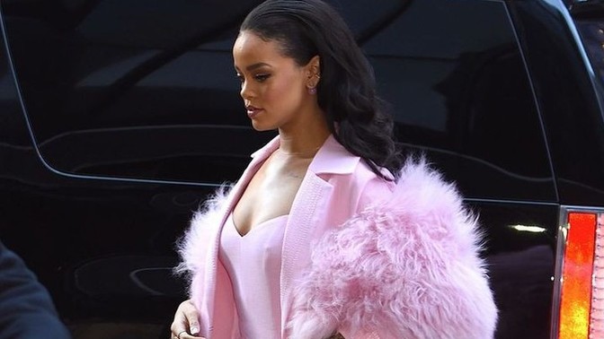 Rihanna'nın kış kombini güzel olmuş mu?