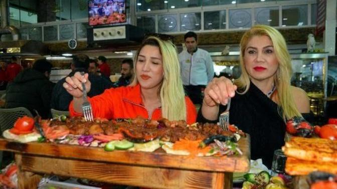 Dost acı söyler derler. Peki sizin dostunuz hiç size Acılı Adana Kebap söyledi/ısmarladı mı?