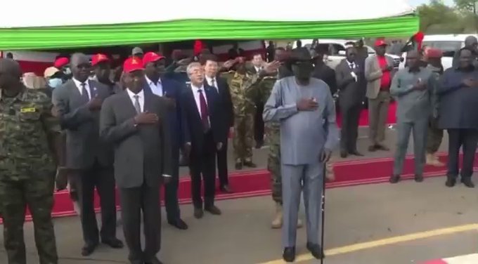 Güney Sudan Devlet Başkanı marş okunurken altına kaçırmış. Sağlıksız kişiler ülkeleri temsil etmeli mi?