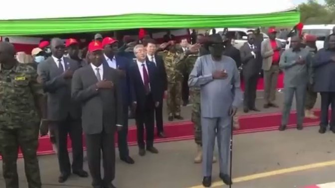 Güney Sudan Devlet Başkanı marş okunurken altına kaçırmış. Sağlıksız kişiler ülkeleri temsil etmeli mi?