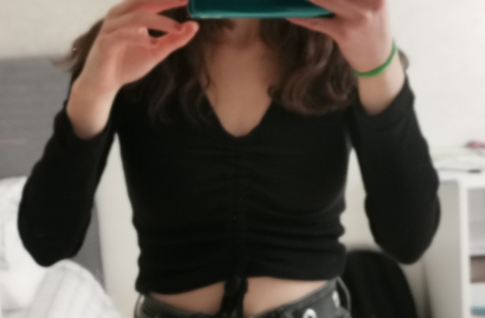 Sizce böyle bir crop kazağa en çok hangi model pantolon gider?