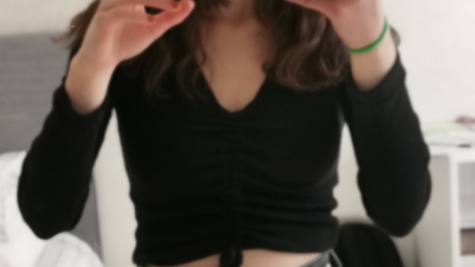 Sizce böyle bir crop kazağa en çok hangi model pantolon gider?