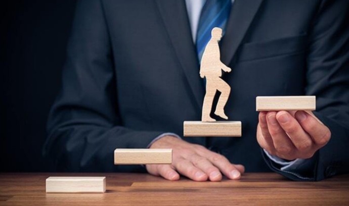 Kariyer sahibi olup terfi almak mı, işsiz kalıp parasız kalmamak mı tercihin olur?