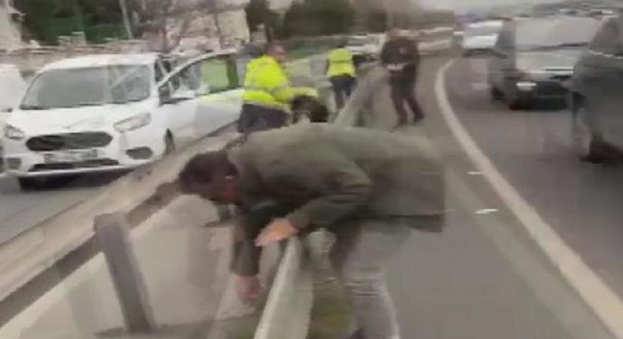 İstanbulda 150 bin Euro yollara saçılmış, insanlar koşa koşa toplamış! Yolda para bulsan alır mısın?