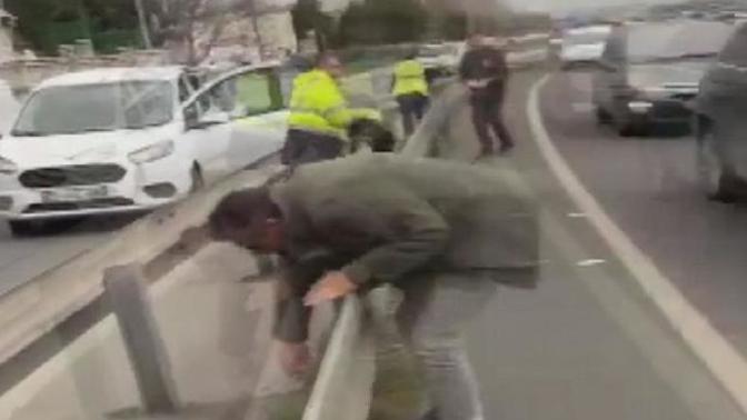 İstanbul'da 150 bin Euro yollara saçılmış, insanlar koşa koşa toplamış! Yolda para bulsan alır mısın?