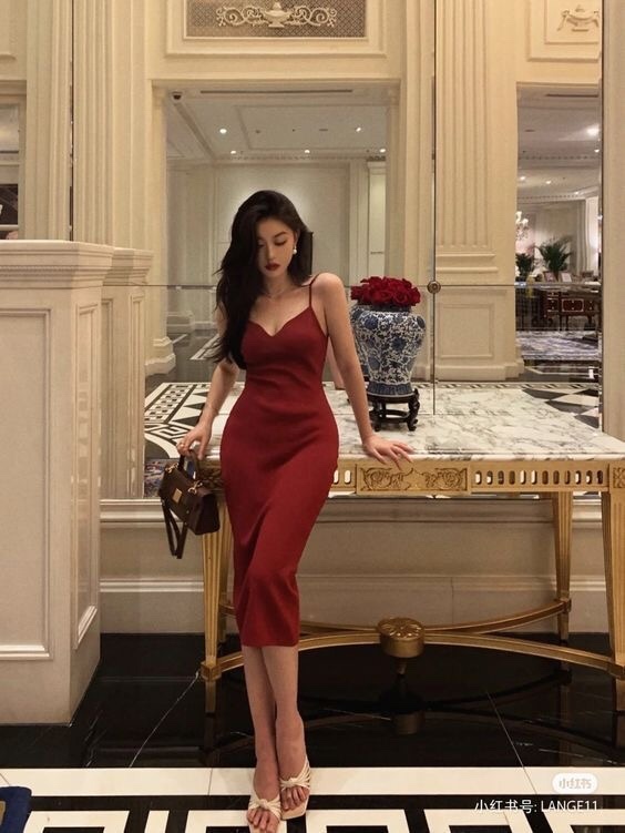 Tatilde akşam yemeğinde size eşlik edecek kadına giymesi için ne alırdınız?