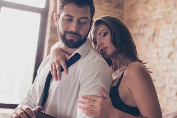 Sabah ne giyeceğine karar veren sevgilinize fikir vermekte usta mısınız?