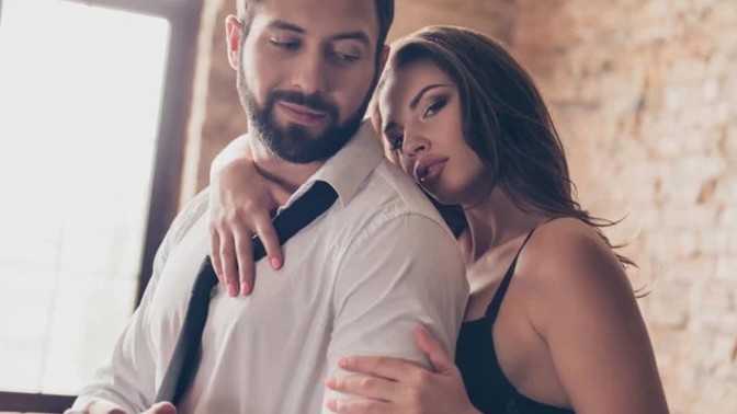Sabah ne giyeceğine karar veren sevgilinize fikir vermekte usta mısınız?