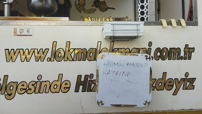 Arjantin-Fransa finalinde Messi gol atsın diye Bursa'da lokma dağıtıldı. Sizce işe yarar mı?