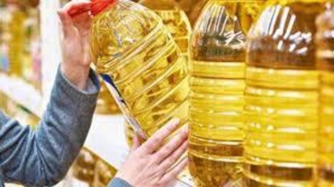 Marketi ifşa etmek isteyen vatandaş, 5 litrelik ayçiçek yağını tartarak eksik olduğunu söyledi! Sizce hesabı doğru mu?