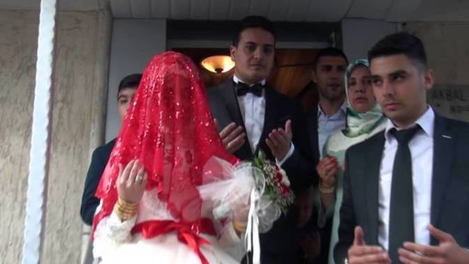 Erkeklerin ayrı eve çıkması genellikle normal karşılanırken, kızlarda bu durum neden çoğu zaman anormal karşılanıyor?