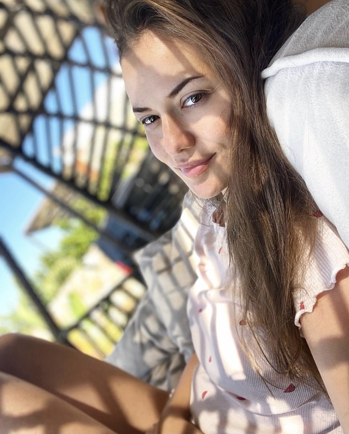 hangi ünlü makyajsız daha güzel?