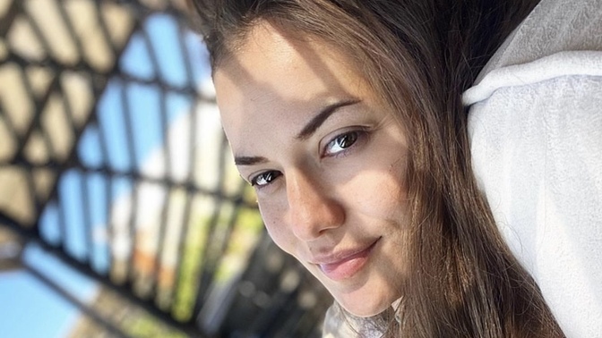 Hangi ünlü makyajsız daha güzel; Fahriye Evcen mi Hadise mi?