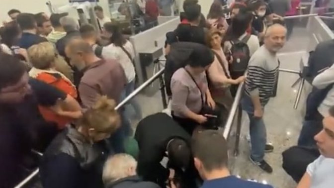 Batum'a gidip iPhone alan Türkler izdiham oluşturmuş. Telefon almak için yurt dışına çıkmak mantıklı mı?