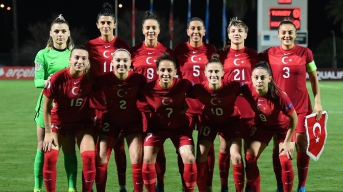 Avrupa ve Dünya Kupası karşılaşmalarında Türkiye'yi artık kadınlarımız mı temsil etse😀?