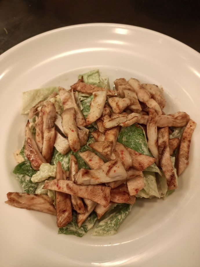 Tavuklu sezar salata yaptım, nasıl gözüküyor sizce?