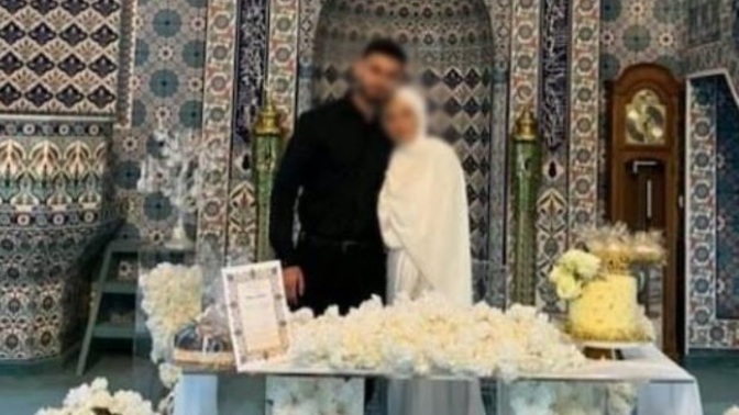 Camide nikah töreni yapıp pasta kestiler! Sizce kutsal bir mekanda bu organizasyon olur mu?