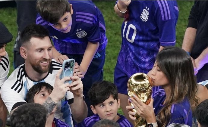 Herkes Messiyi çekerken, Messi eşi Antonellayı çekiyor! Hanımcılık ekolünün en güzel örneği diyebilir miyiz😍?