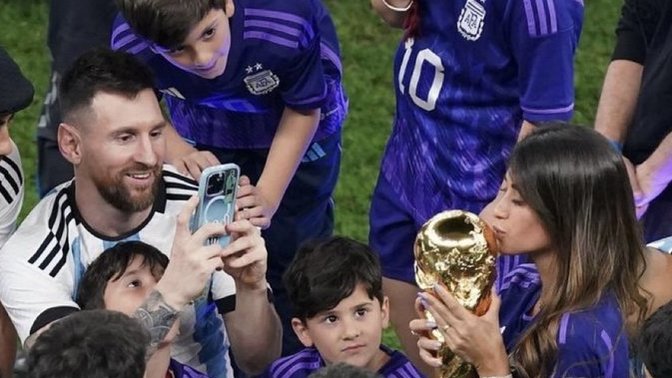Herkes Messi'yi çekerken, Messi eşi Antonella'yı çekiyor! Hanımcılık ekolünün en güzel örneği diyebilir miyiz😍?