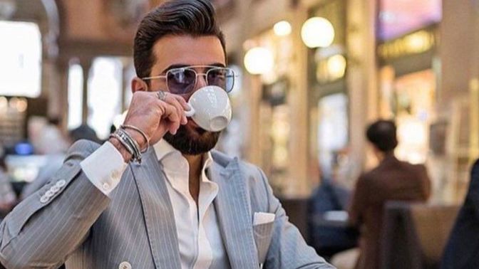 Günlük hayatta takım elbise giyen erkekler size kasıntı geliyor mu?