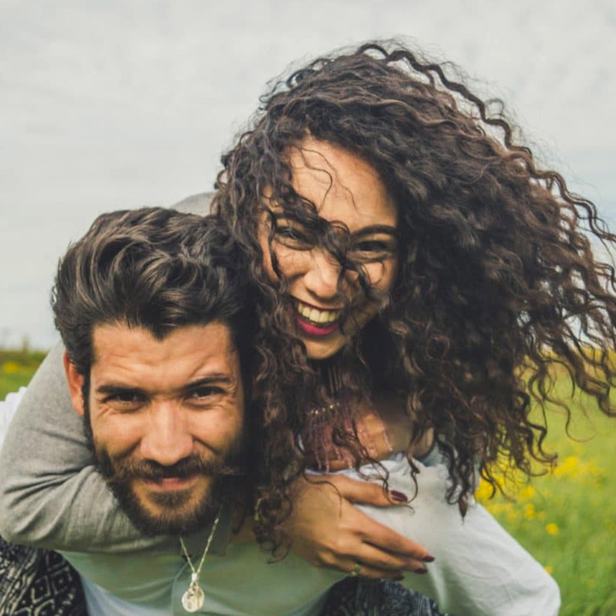 Kıvırcık saç kadınlardaki çekiciliğin önüne mi geçer?