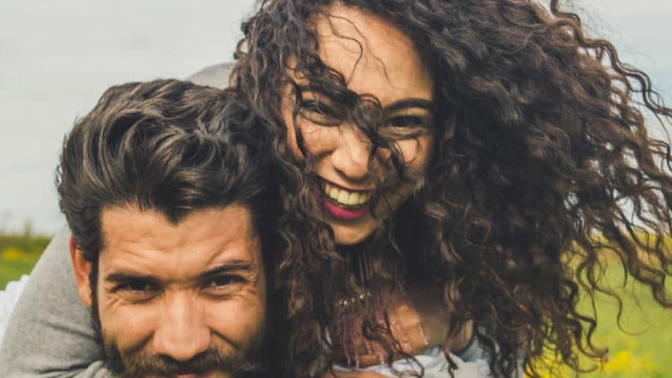 Kıvırcık saç kadınlardaki çekiciliğin önüne mi geçer?