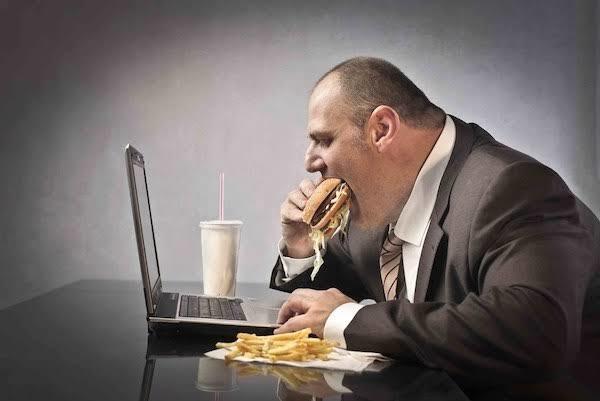Laptop başındaki benim siz içerdesiniz🤣 ödül 1 yıl boyunca dünyanın herhangi bir restoranında dilediğince yemek yemek 😜