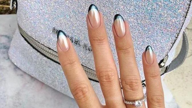 Tırnaklarında desenli oje mi yoksa düz renkli mi tasarımları tercih edersin?