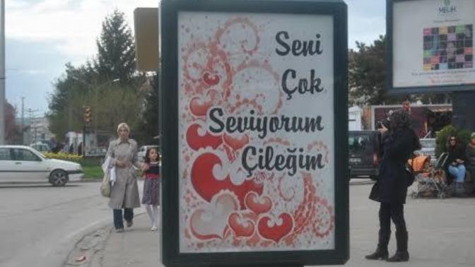 Size olan aşkını bilboardlara yazan birine evet der misin?