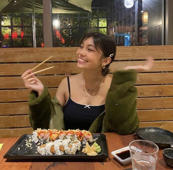 Arkadaşlarla sushi yemeye gideceğiz, chopstick kullanmayı bilmiyorum. Çatal kullansam rezil olur muyum?