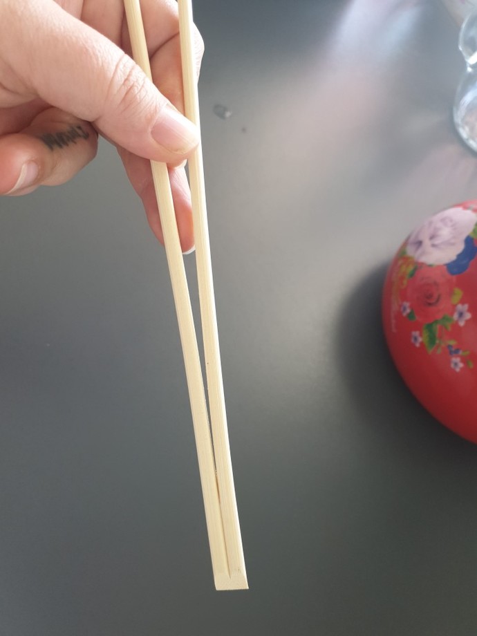 Arkadaşlarla sushi yemeye gideceğiz, chopstick kullanmayı bilmiyorum. Çatal kullansam rezil olur muyum?