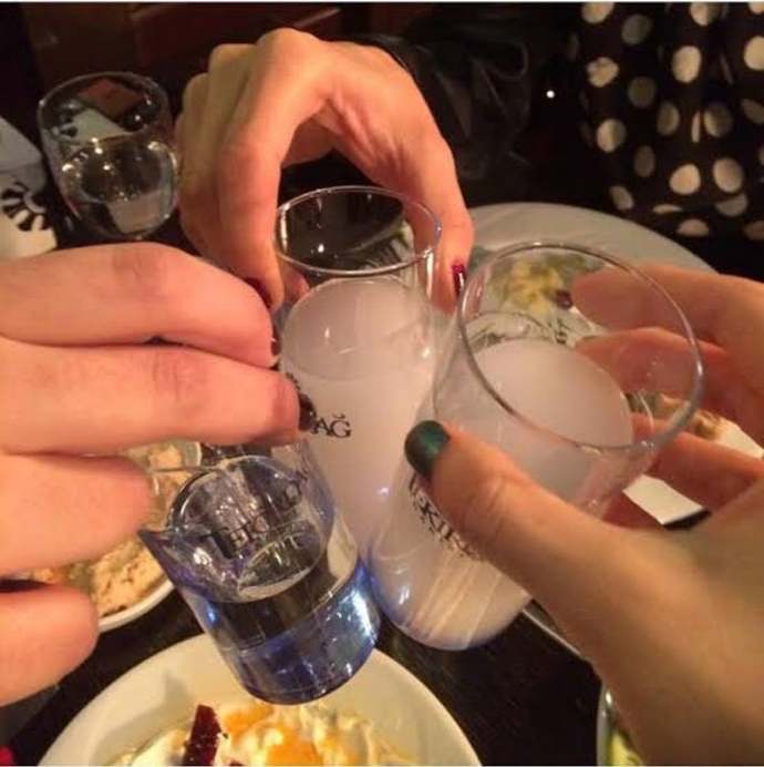 Bir mekanda içip coşmak mı yoksa evde müziğini ya da filmini açıp iki kadeh içip keyif yapmak mı?