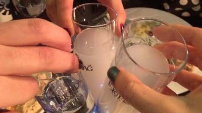 Bir mekanda içip coşmak mı yoksa evde müziğini ya da filmini açıp iki kadeh içip keyif yapmak mı?