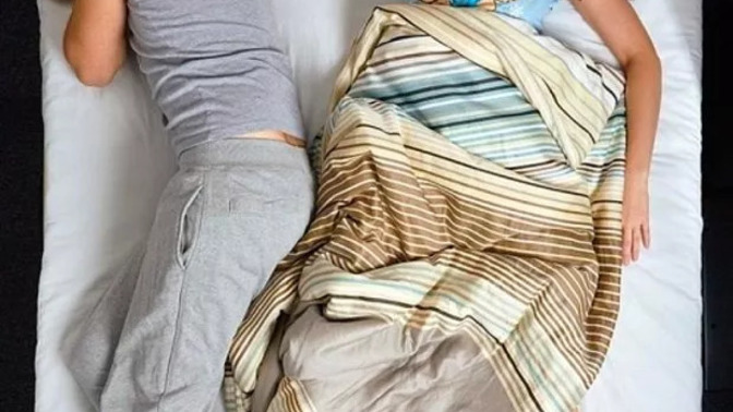 Eşim tüm yorganı kendi üzerine çekiyor, donuyorum. Yatakta deli mi yatarsınız sizde?