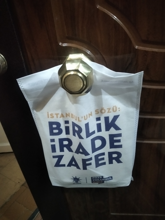 Kapıma asılan sürpriz hediye çantası 🤣😂 hayat artık bana da gülüyor bee anne 😂