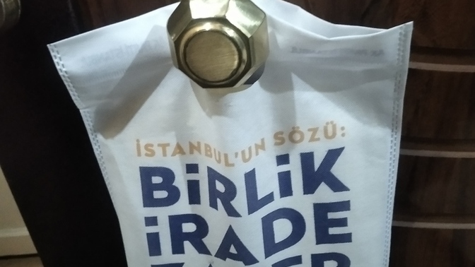 Kapıma asılan bu sürpriz hediye çantasının içinde bilin bakalım sizce ne var?