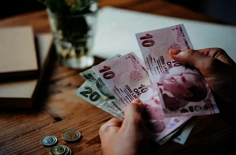 Devletin doğu bölgesinde asgari ücret vermeyen iş yerlerine yaptırım uygulamamasının amacı nedir?