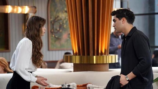 Bugün günlerden #YalıÇapkını ve #SeyFer ❤️ Sizce Ferit magazin haberini Pelin'in yaptırdığını öğrenecek mi?