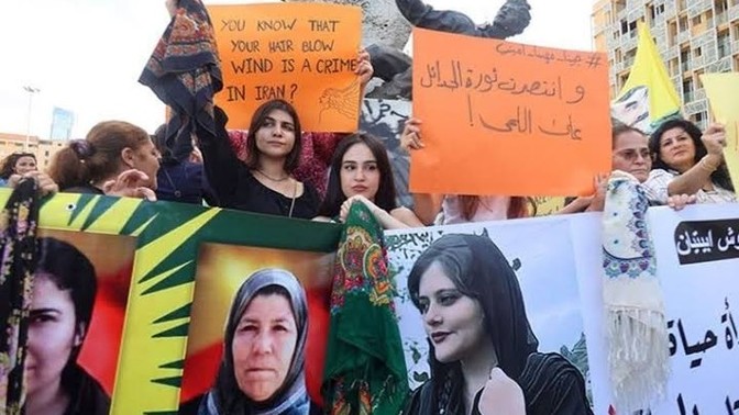 İran olaylarını görüp de hâla "şeriat kurtuluştur" diyen tipler hakkında ne düşünüyorsunuz?