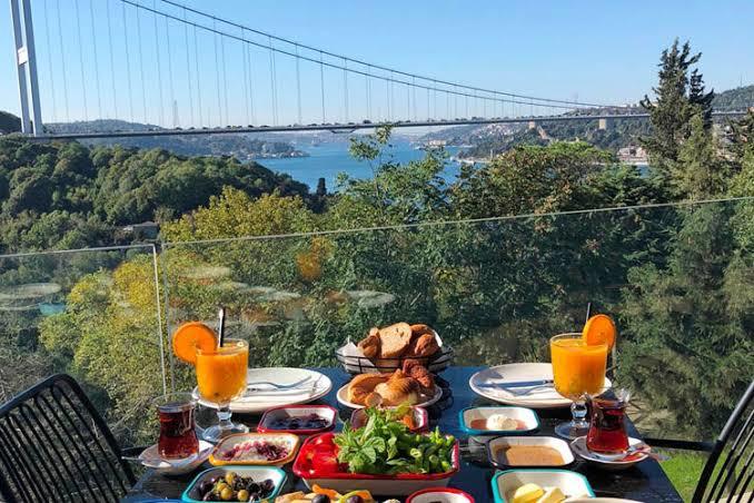 Kiminle şöyle manzaralı bir yerde kahvaltı yapmak isterdim söyleyeyim mi?