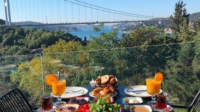 Kiminle şöyle manzaralı bir yerde kahvaltı yapmak isterdim söyleyeyim mi?