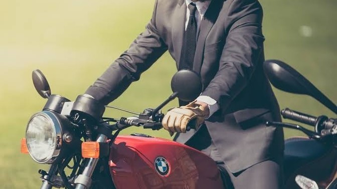 Takım elbiseli erkeklere motosiklet sürmek yakışıyor mu?
