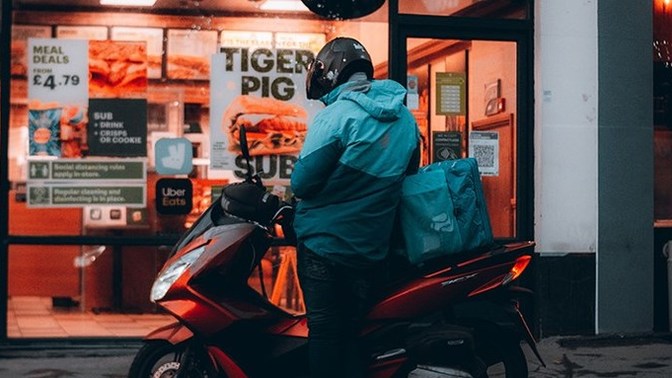 Gece 12'de yemek siparişi vermek kuryelere ayıp mı?