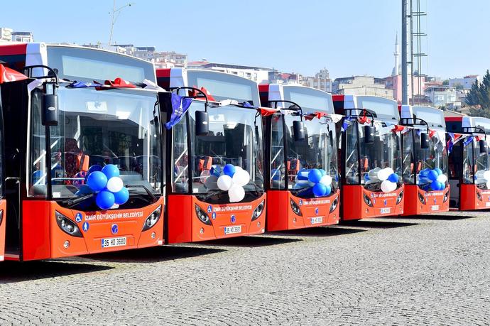 Otobüste yaşlı kadına yer vermeyen öğrenci sosyal medyayı ikiye böldü! Sizce burada kim haklı?