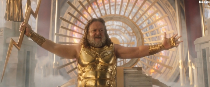 Russell Crowe eminim oynadığına pişmandır, yaşlandı, göbek de var, belki parası içindir.