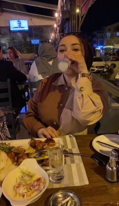 Kapalı birisinin rakı içmesi tuhaf mıdır?