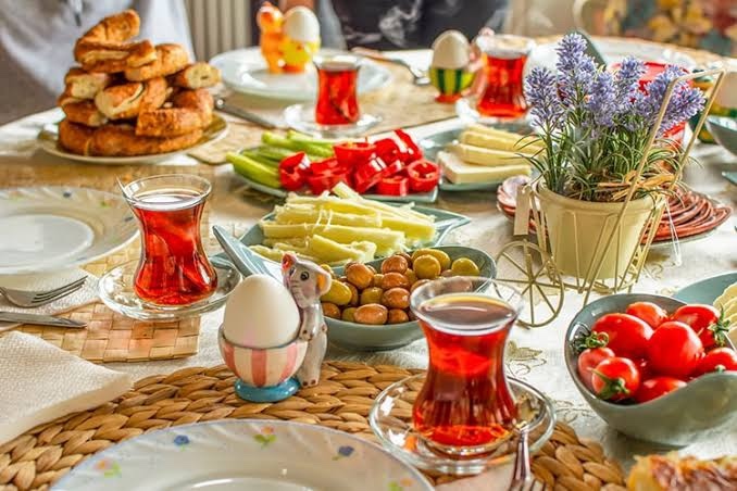 Dışarda kahvaltı yapmak mı yoksa evde kahvaltı yapmak mı?