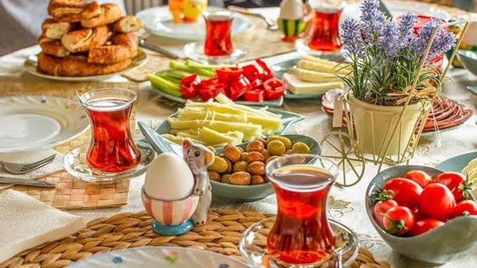 Dışarda kahvaltı yapmak mı yoksa evde kahvaltı yapmak mı?