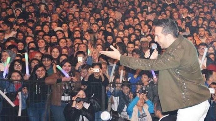 Konserdesin solist sizi sahneye çağırdı, çıkar mısınız?